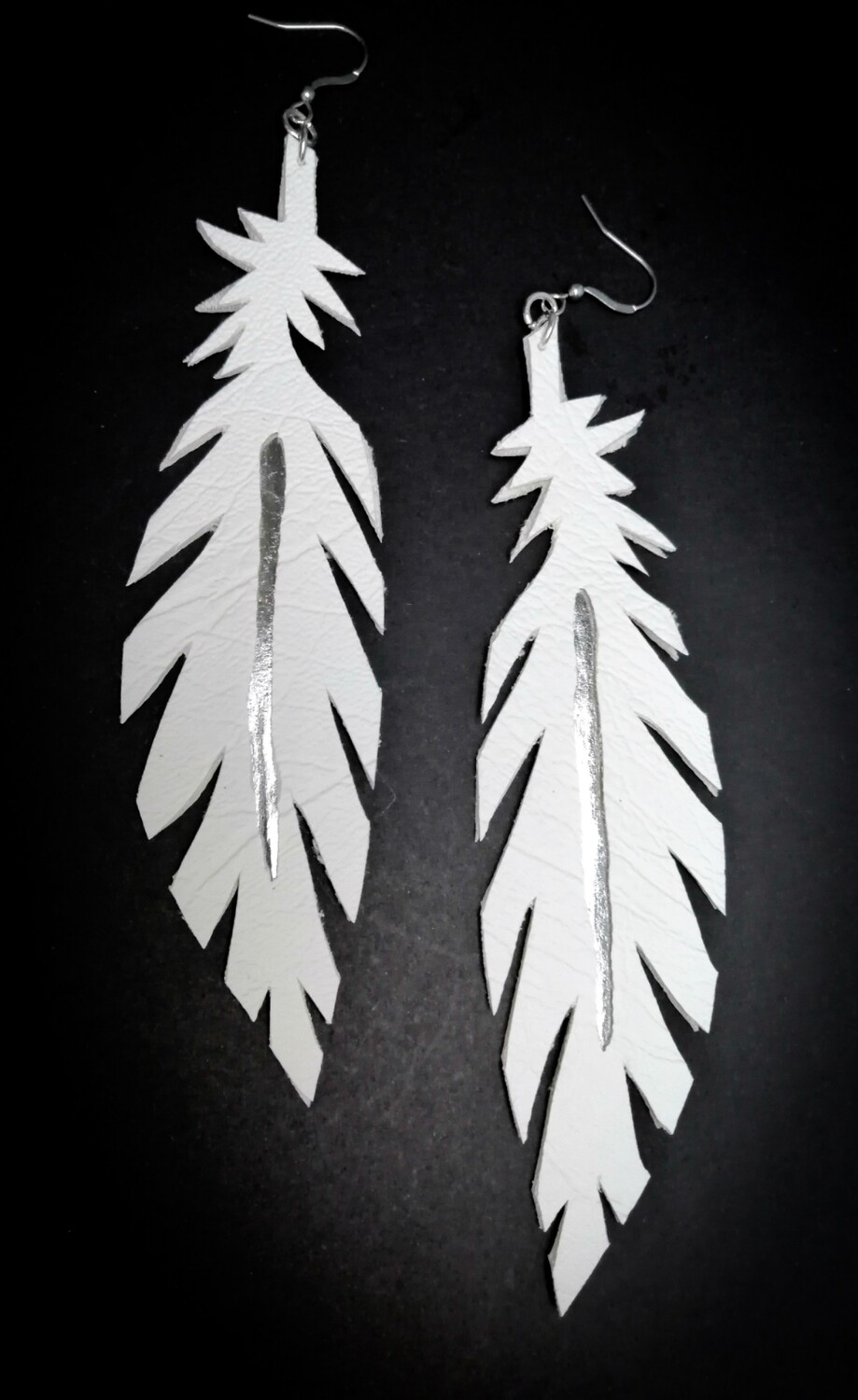 Parihaka, Tae/Colour: Mā &amp; Hiriwā/ White &amp; Silver