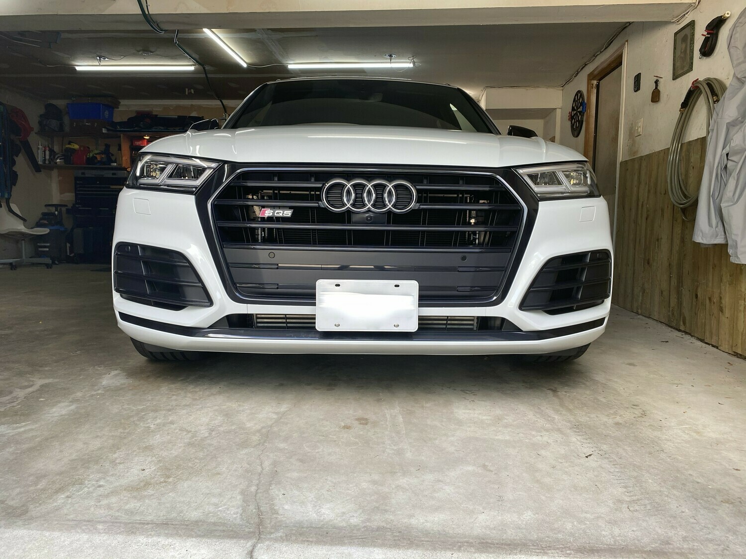 SLY BRACKET FOR AUDI WITH HORIZONTAL OR VERTICAL SLATS LOWER GRILLE