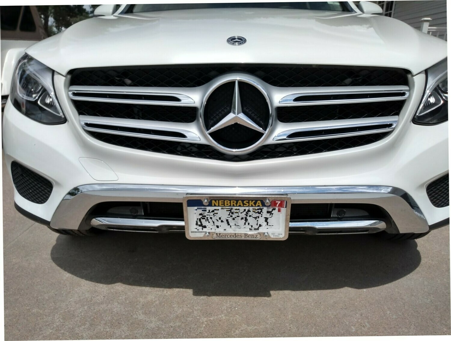 Sly Bracket fits Mercedes-Benz models with horizontal slats lower grille.