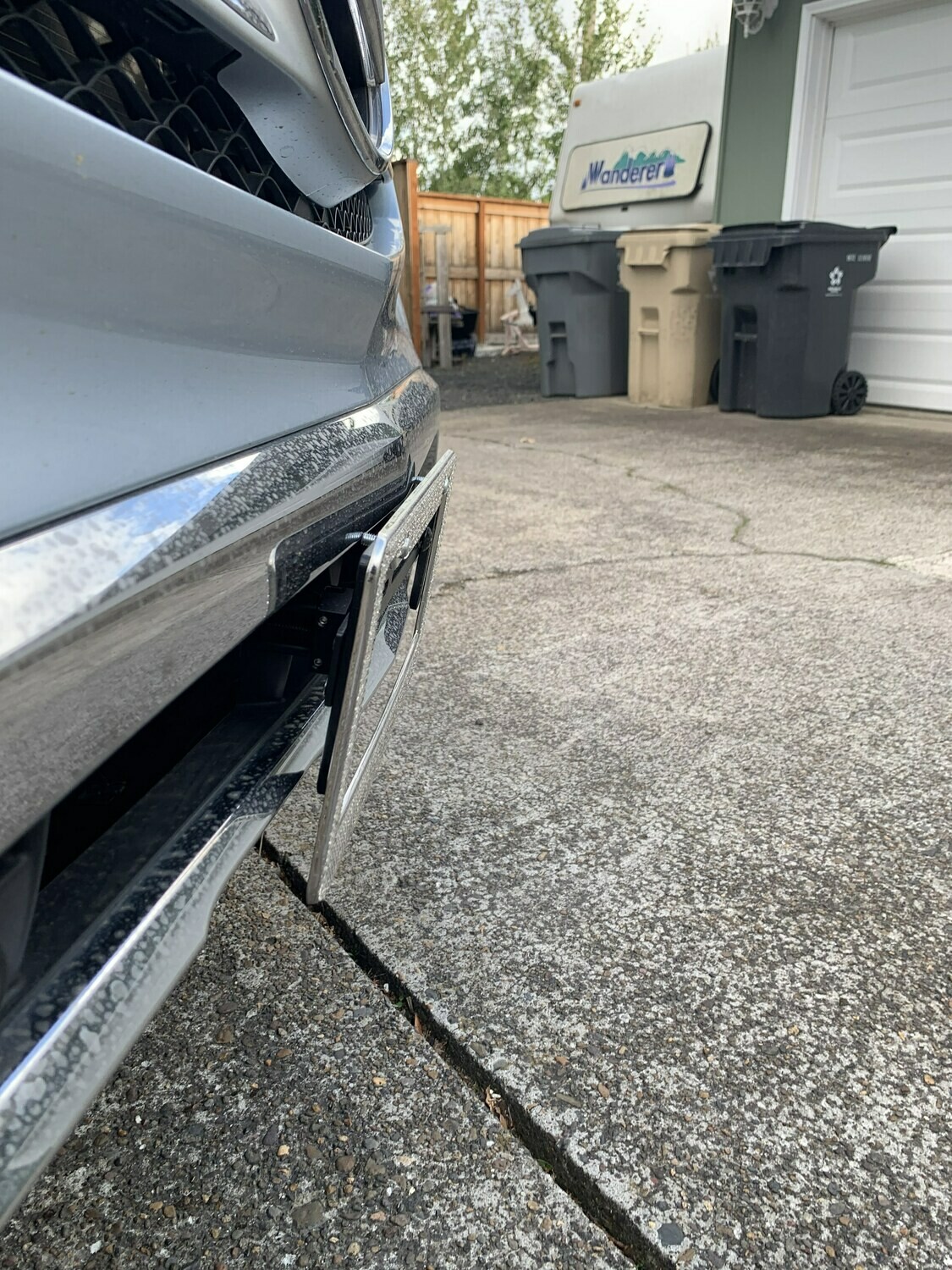Sly Bracket fits Mercedes-Benz models with horizontal slats lower grille.