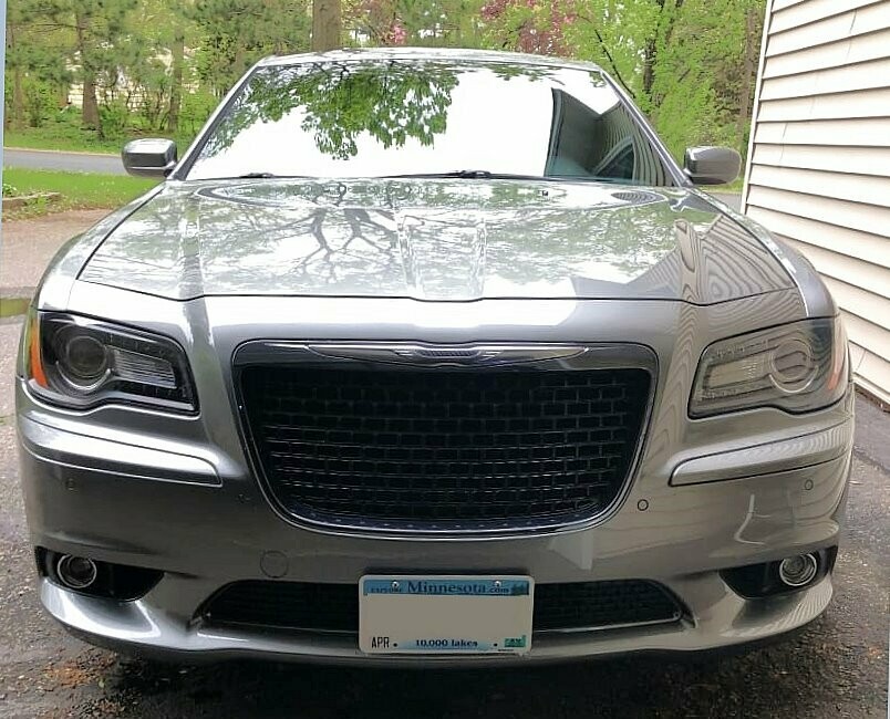 Sly Bracket for Chrysler 300 with mesh-style lower grille.