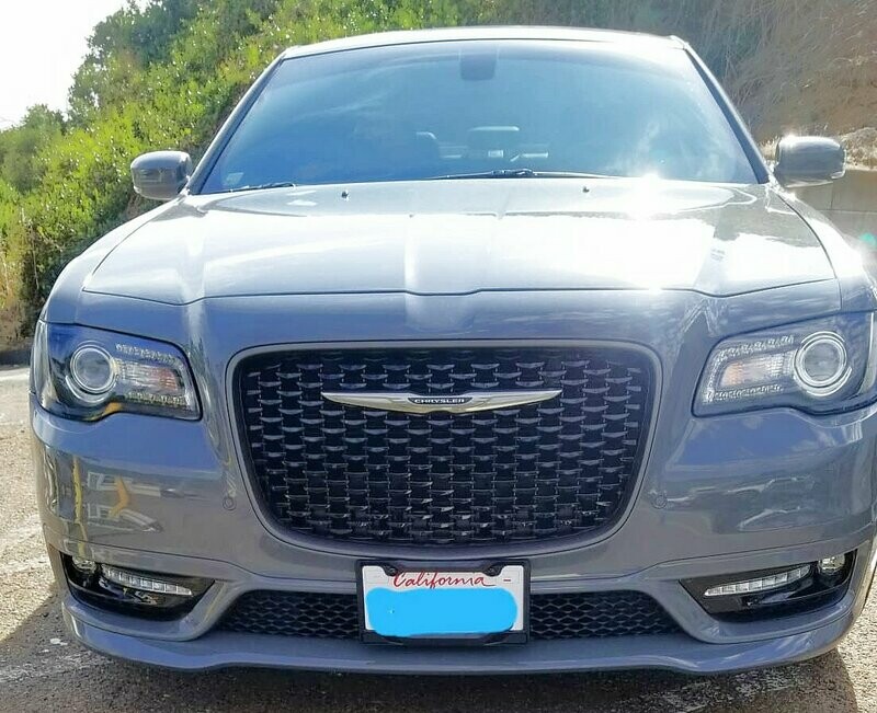 Sly Bracket for Chrysler 300 with mesh-style lower grille.