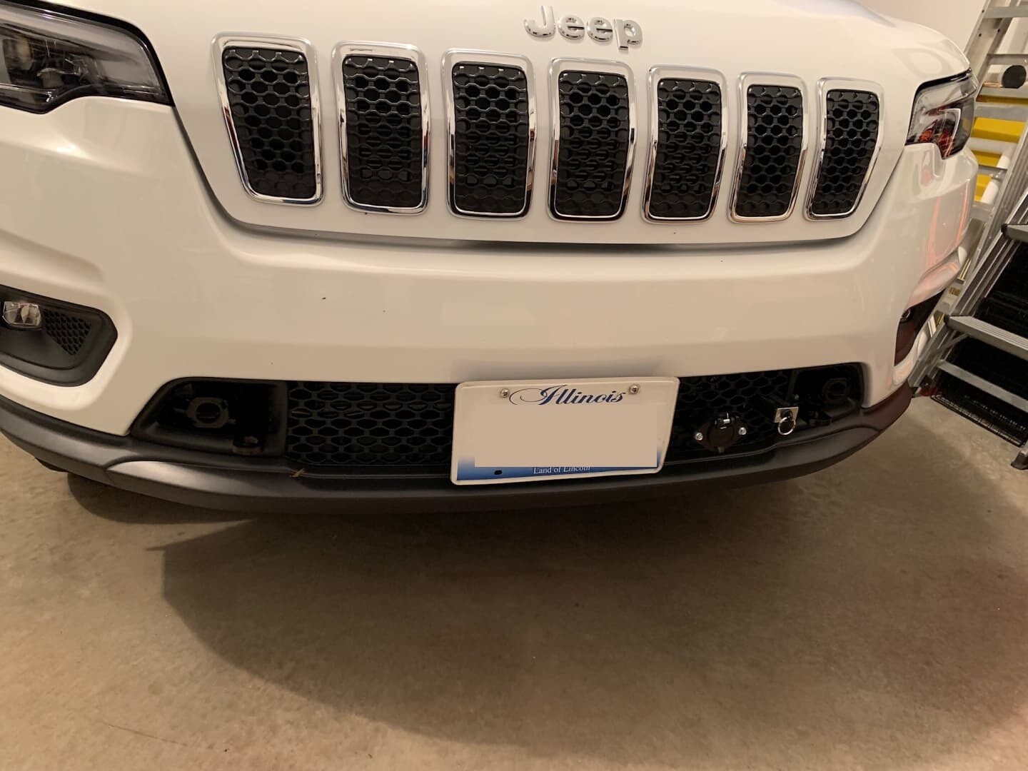 SLY BRACKET FOR JEEP MODELS WITH MESH STYLE LOWER GRILLE