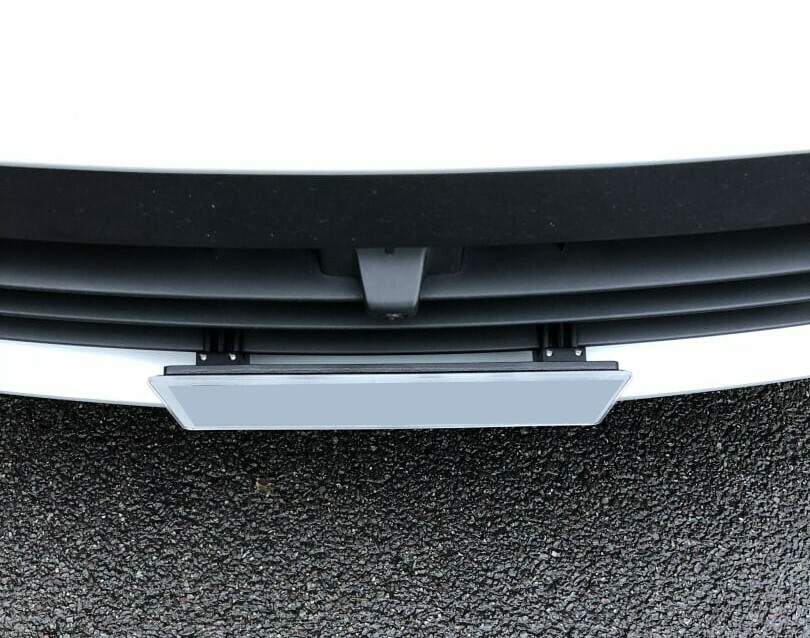 Sly Bracket fits Porsche models with horizontal slats grille, applicable to both upper and lower grilles.