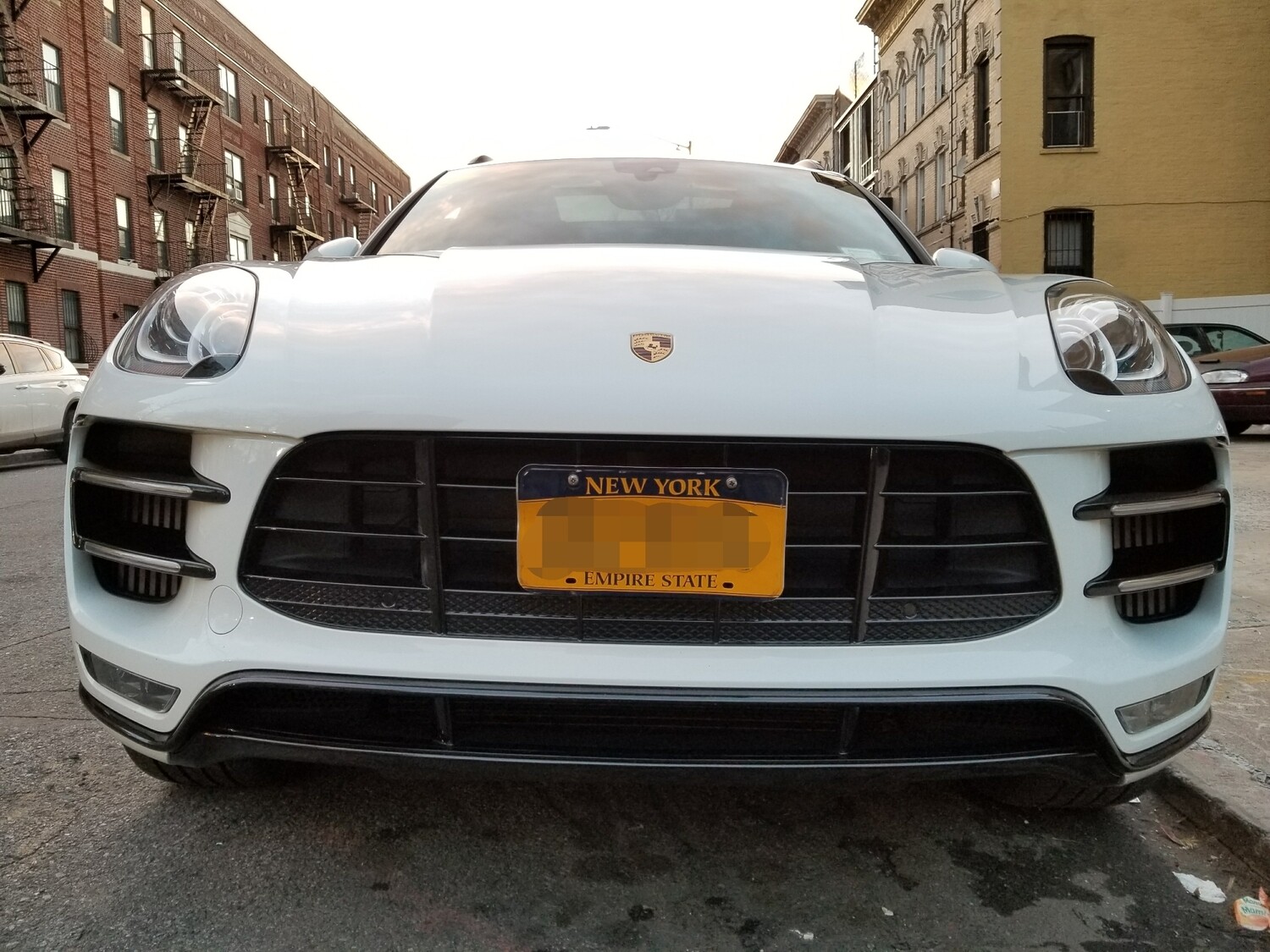 Sly Bracket fits Porsche models with horizontal slats grille, applicable to both upper and lower grilles.