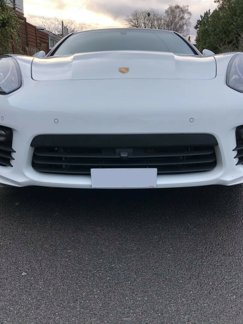 Sly Bracket fits Porsche models with horizontal slats grille, applicable to both upper and lower grilles.