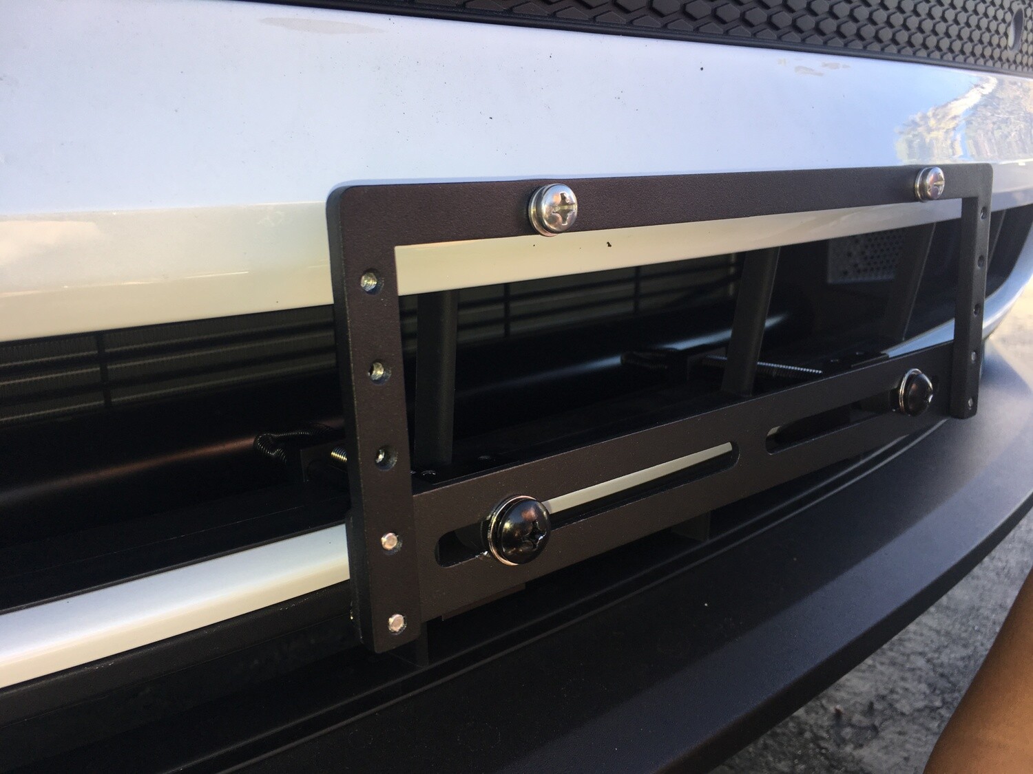 Sly Bracket fits Porsche models with horizontal slats grille, applicable to both upper and lower grilles.