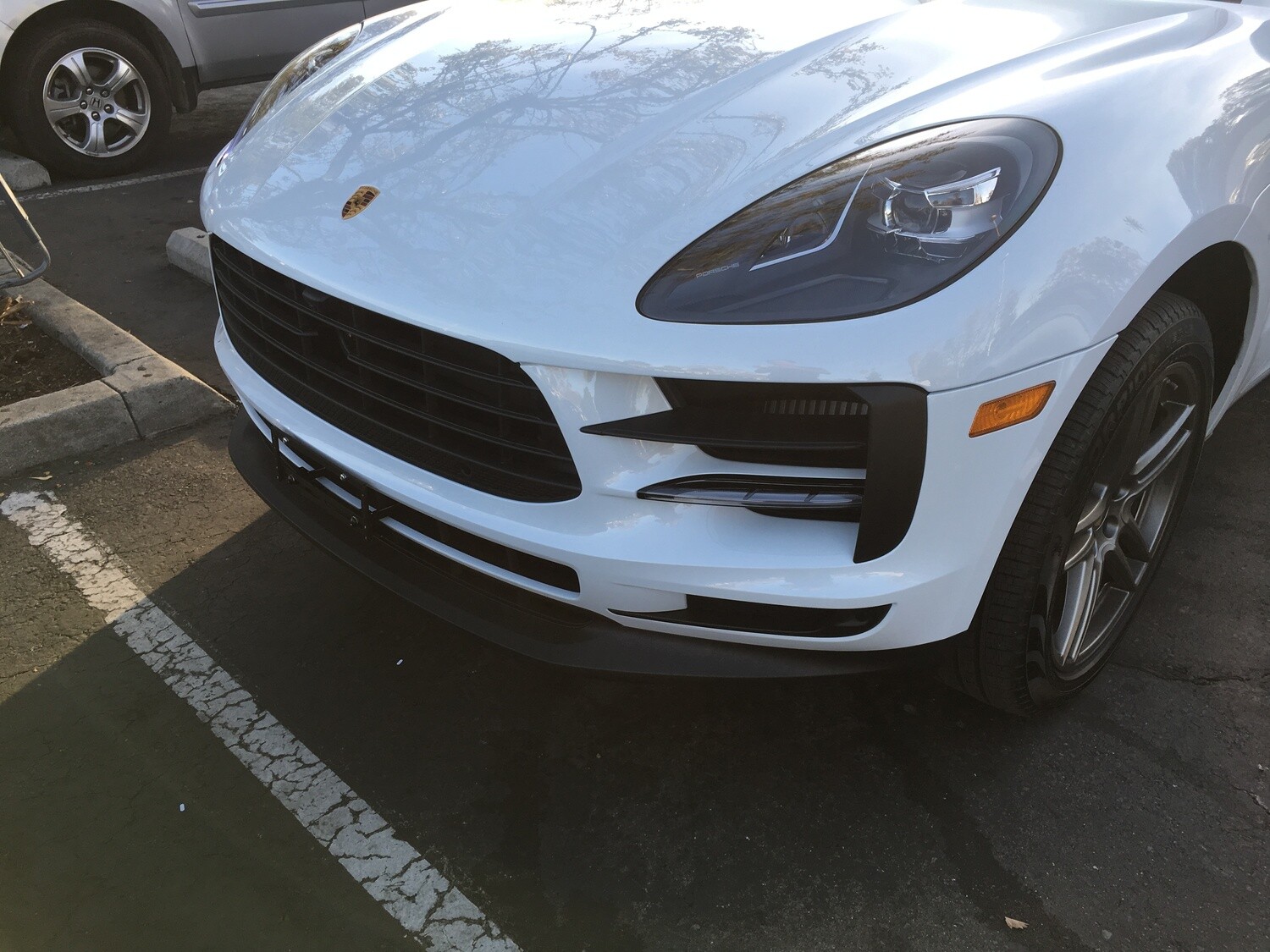 Sly Bracket fits Porsche models with horizontal slats grille, applicable to both upper and lower grilles.