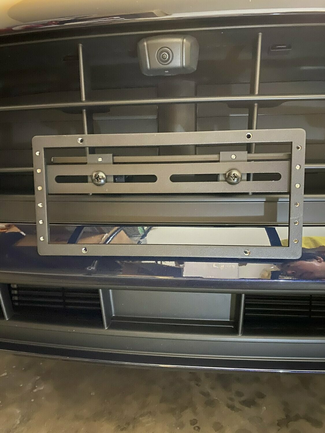 Sly Bracket fits Porsche models with horizontal slats grille, applicable to both upper and lower grilles.
