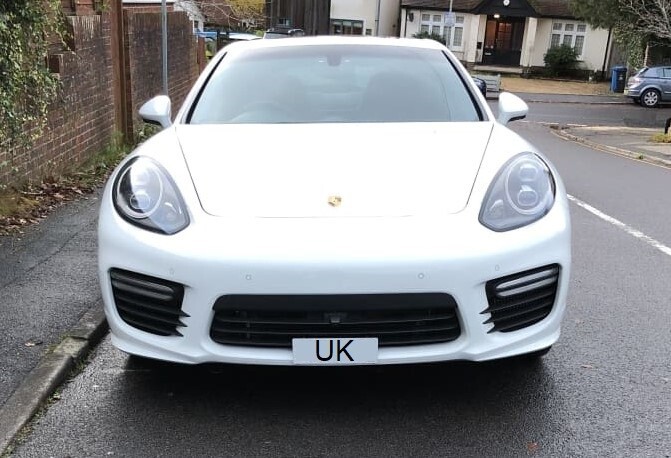Sly Bracket fits Porsche models with horizontal slats grille, applicable to both upper and lower grilles.