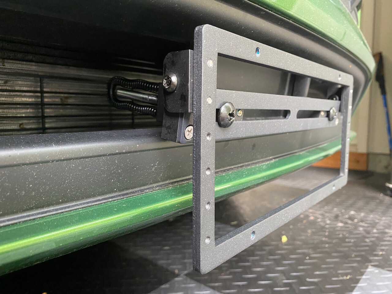 Sly Bracket fits Porsche models with horizontal slats grille, applicable to both upper and lower grilles.
