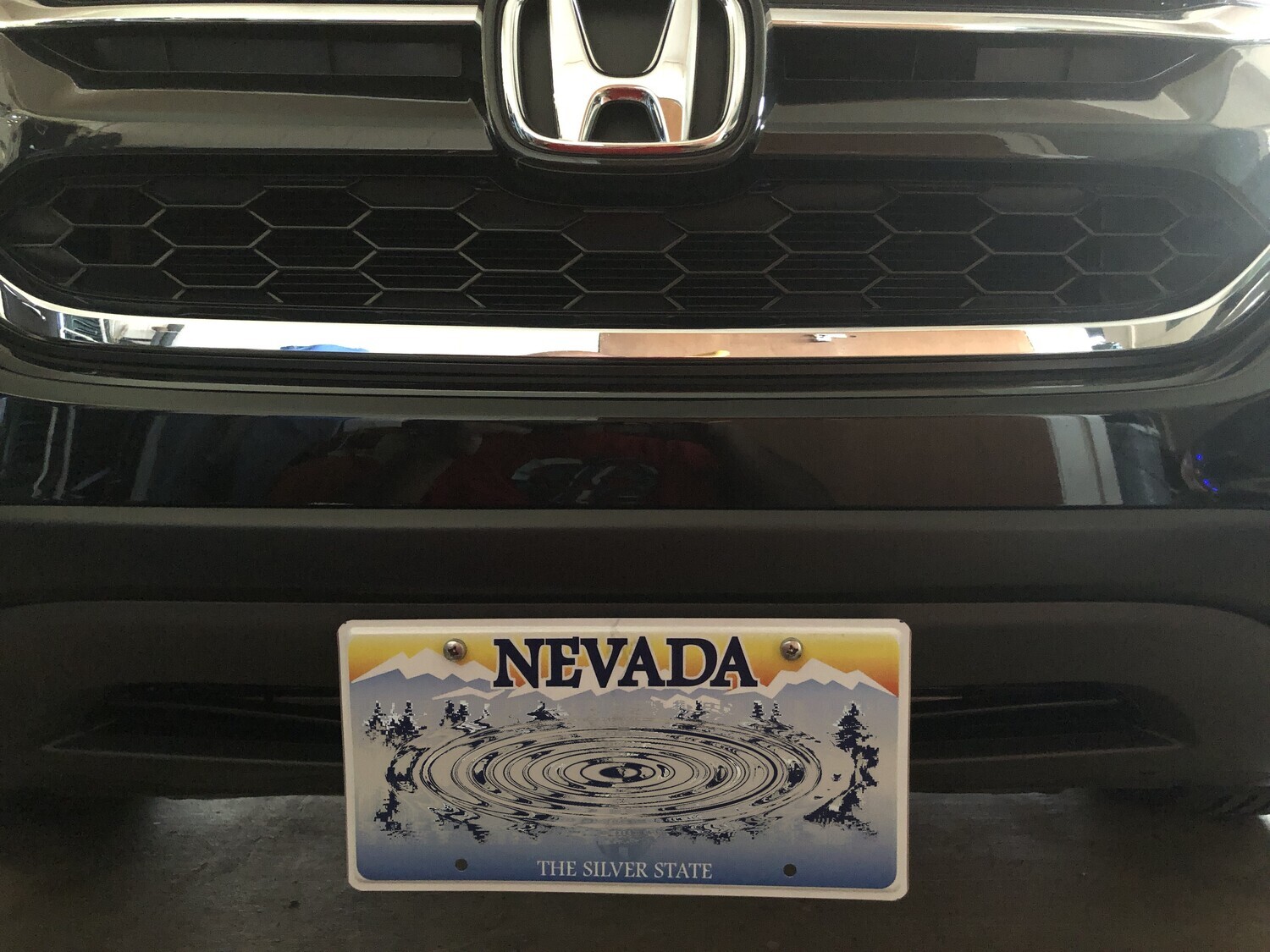 Sly Bracket for Honda models with horizontal slat lower grille.