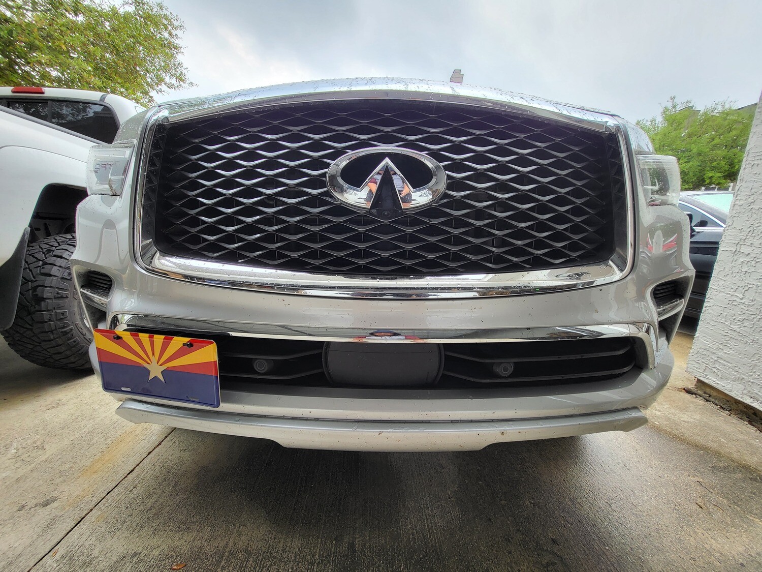 Sly Bracket for Infiniti models with horizontal or vertical slats lower grille