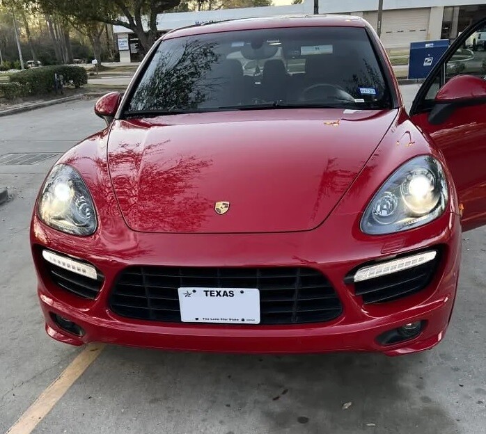 Sly Bracket fits Porsche models with horizontal slats grille, applicable to both upper and lower grilles.