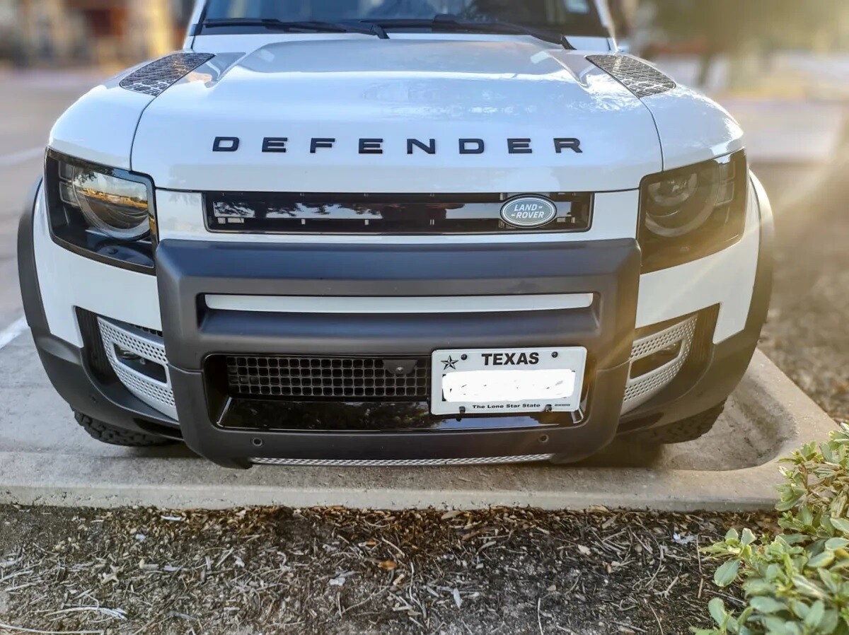 Sly Bracket for Land Rover models with mesh-style lower grille.