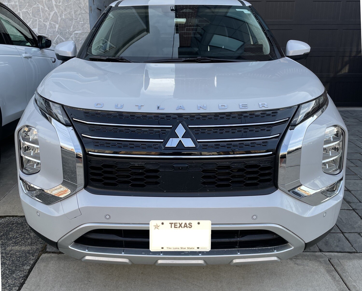 Sly Bracket fits Mitsubishi with horizontal slats lower grille.