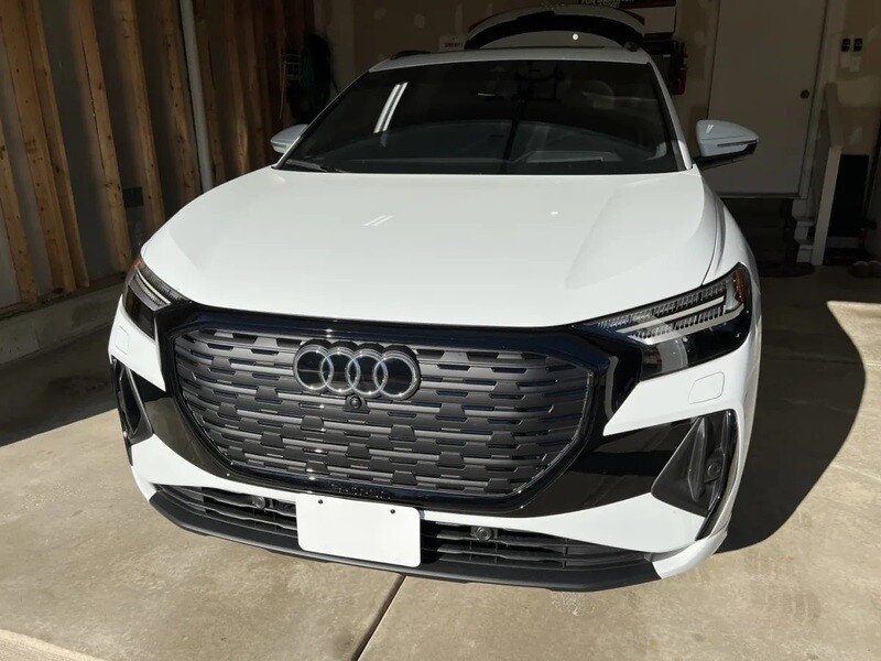 SLY BRACKET FOR AUDI WITH HORIZONTAL OR VERTICAL SLATS LOWER GRILLE