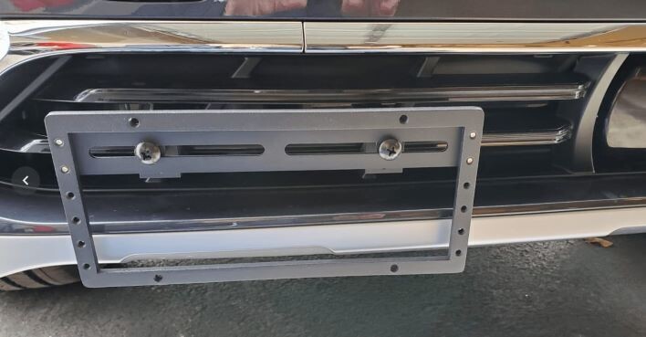 Sly Bracket for BMW X7 2019-2022 with horizontal slats lower grille.