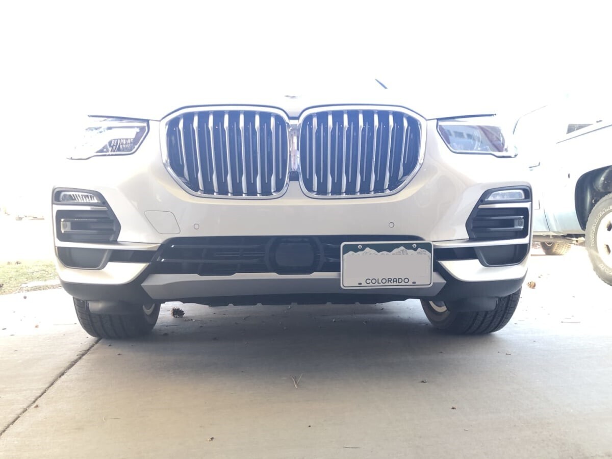 Sly Bracket fits BMW X5 with horizontal slats lower grille.