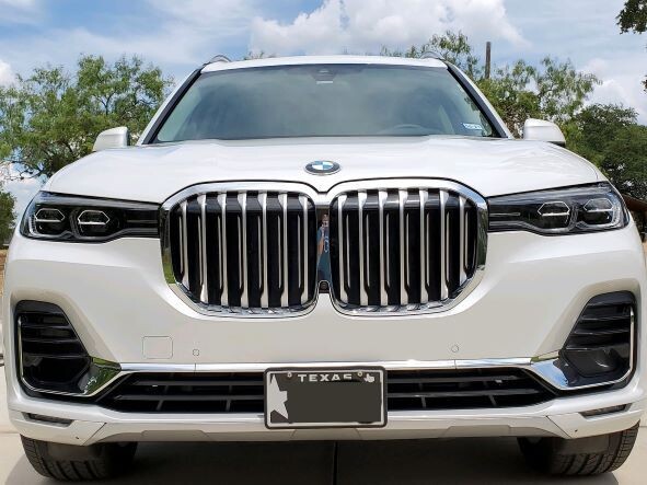 Sly Bracket for BMW X7 2019-2022 with horizontal slats lower grille.