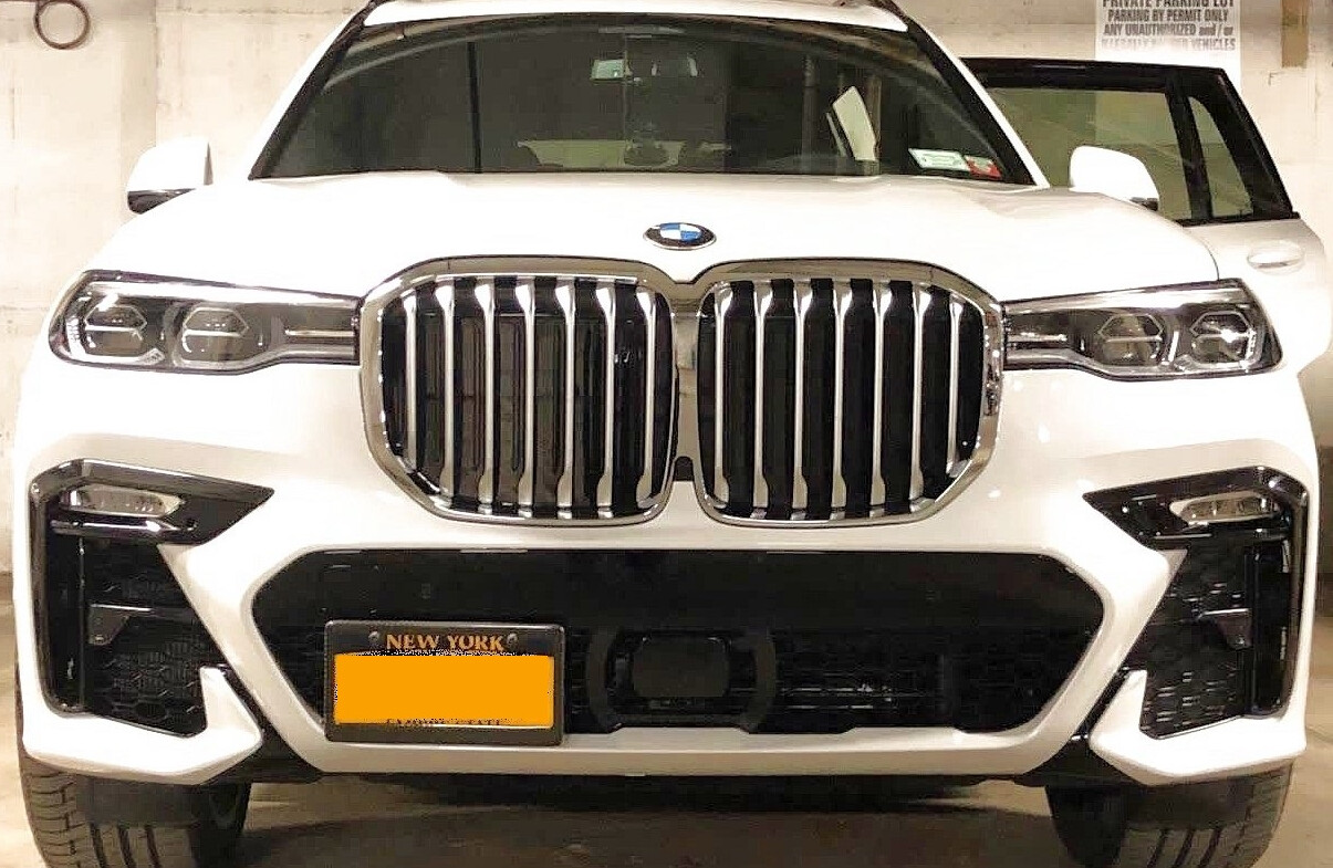 Sly Bracket for BMW X7 with mesh lower grille.