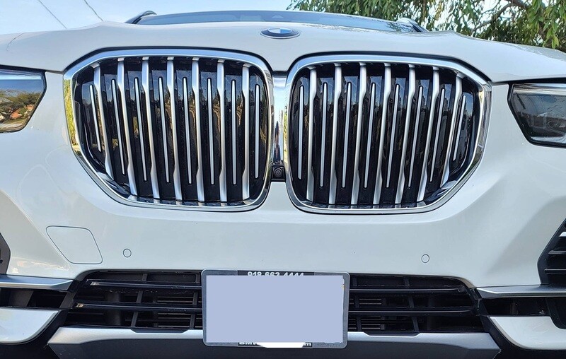 Sly Bracket fits BMW X5 with horizontal slats lower grille.