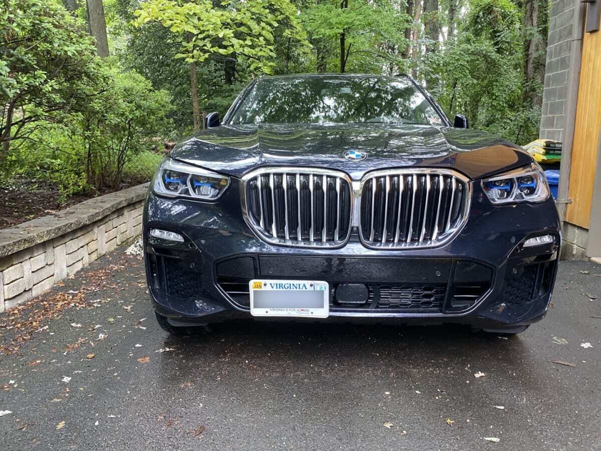 Sly Bracket for BMW X5 with mesh lower grille.