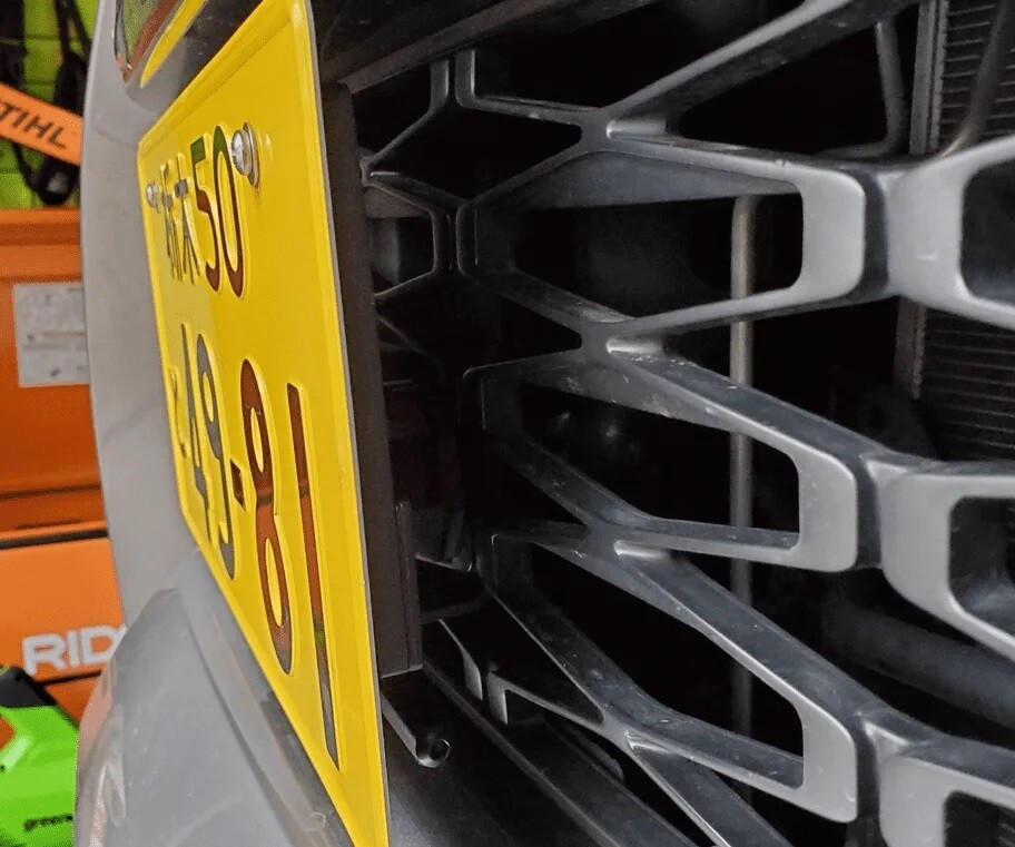 Sly Bracket fits Toyota 4Runner with mesh-style lower grille.