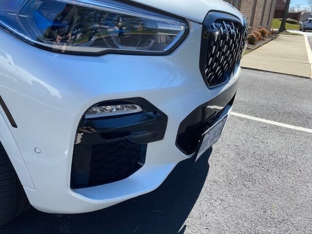 Sly Bracket for BMW X5 with mesh lower grille.
