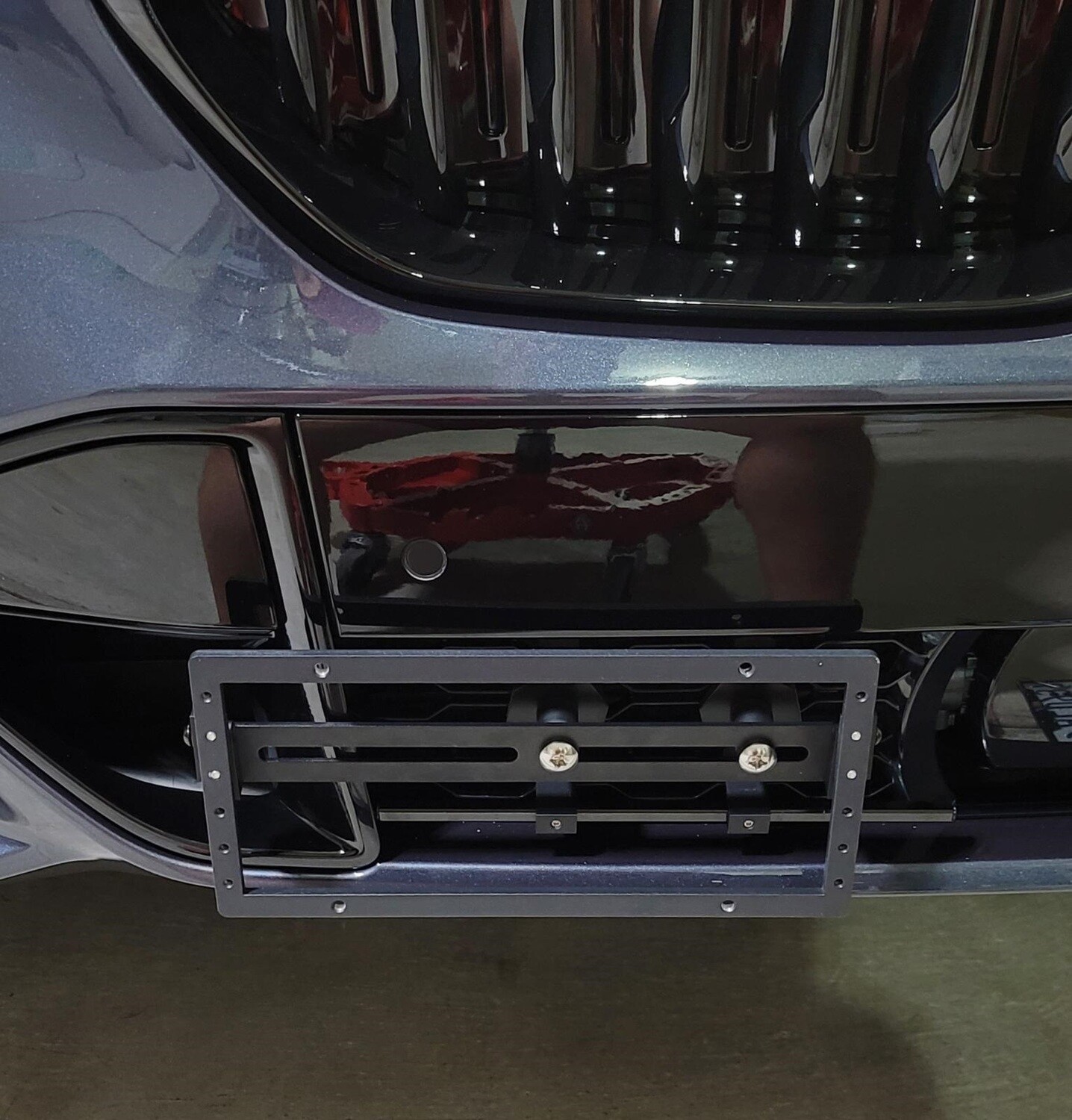 Sly Bracket for BMW X5 with mesh lower grille.