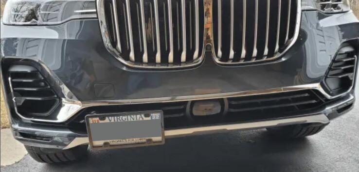 Sly Bracket for BMW X7 2019-2022 with horizontal slats lower grille.