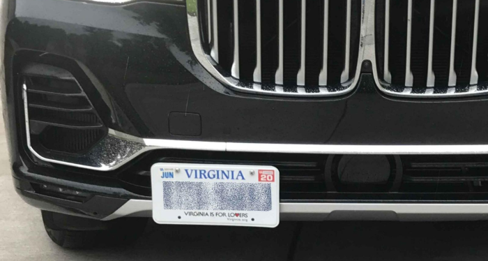 Sly Bracket for BMW X7 2019-2022 with horizontal slats lower grille.
