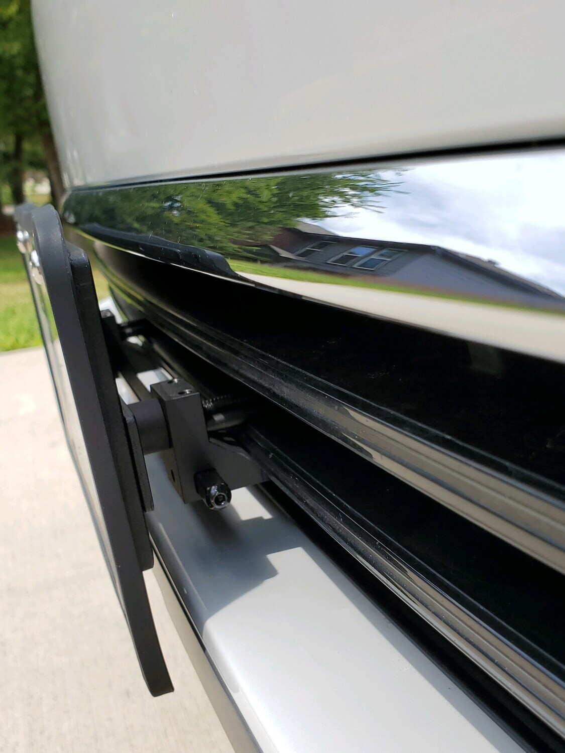 Sly Bracket for BMW X7 2019-2022 with horizontal slats lower grille.