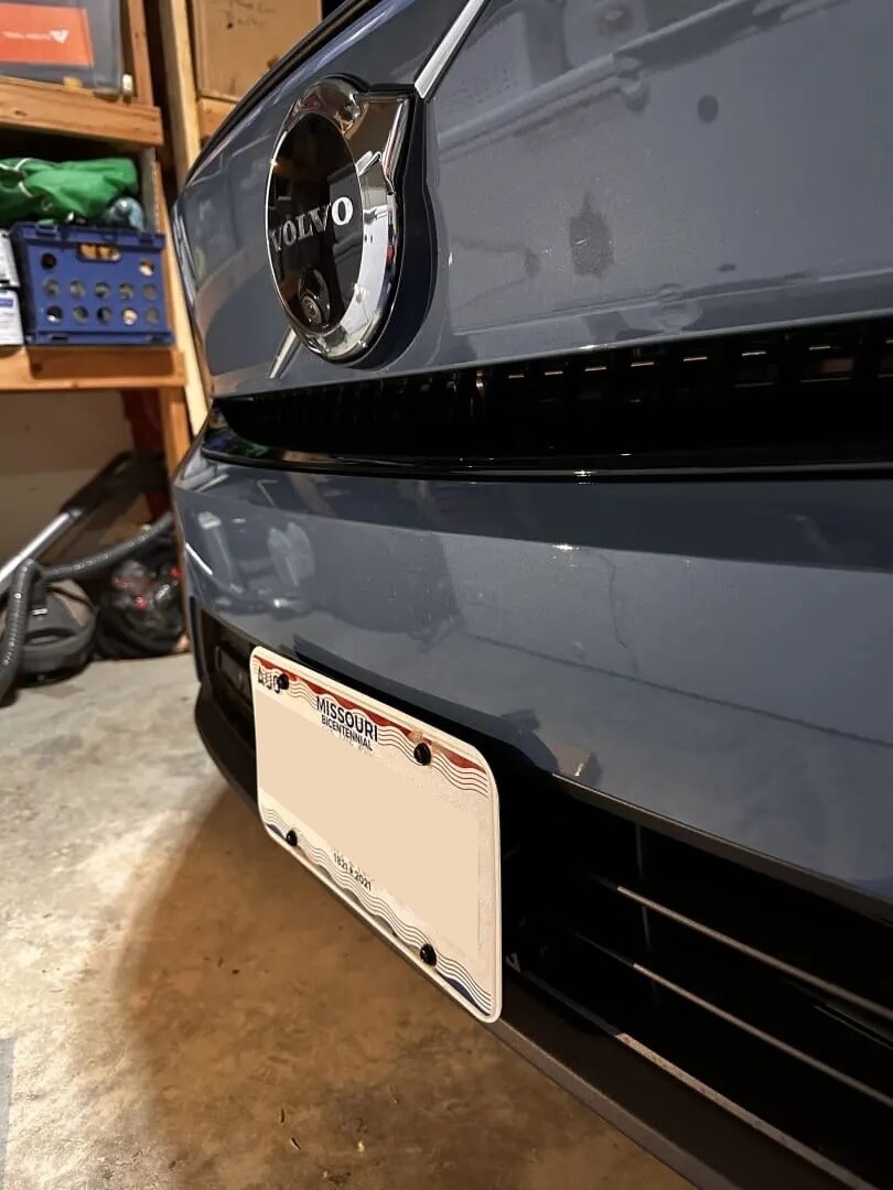 Sly Bracket fits Volvo XC40 with horizontal slats lower grille.
