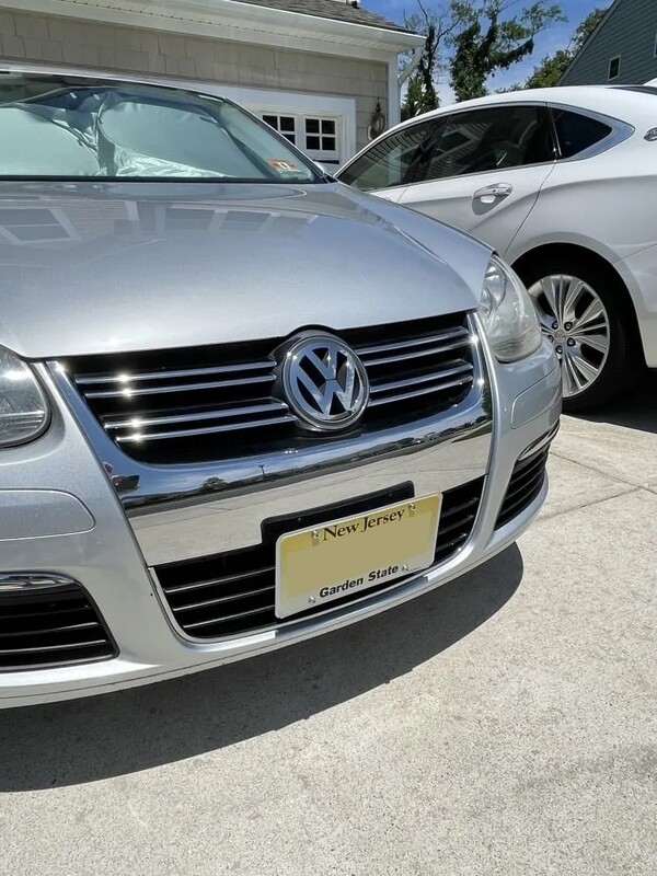 Sly Bracket fits Volkswagen Jetta with horizontal or vertical slats on lower grille.