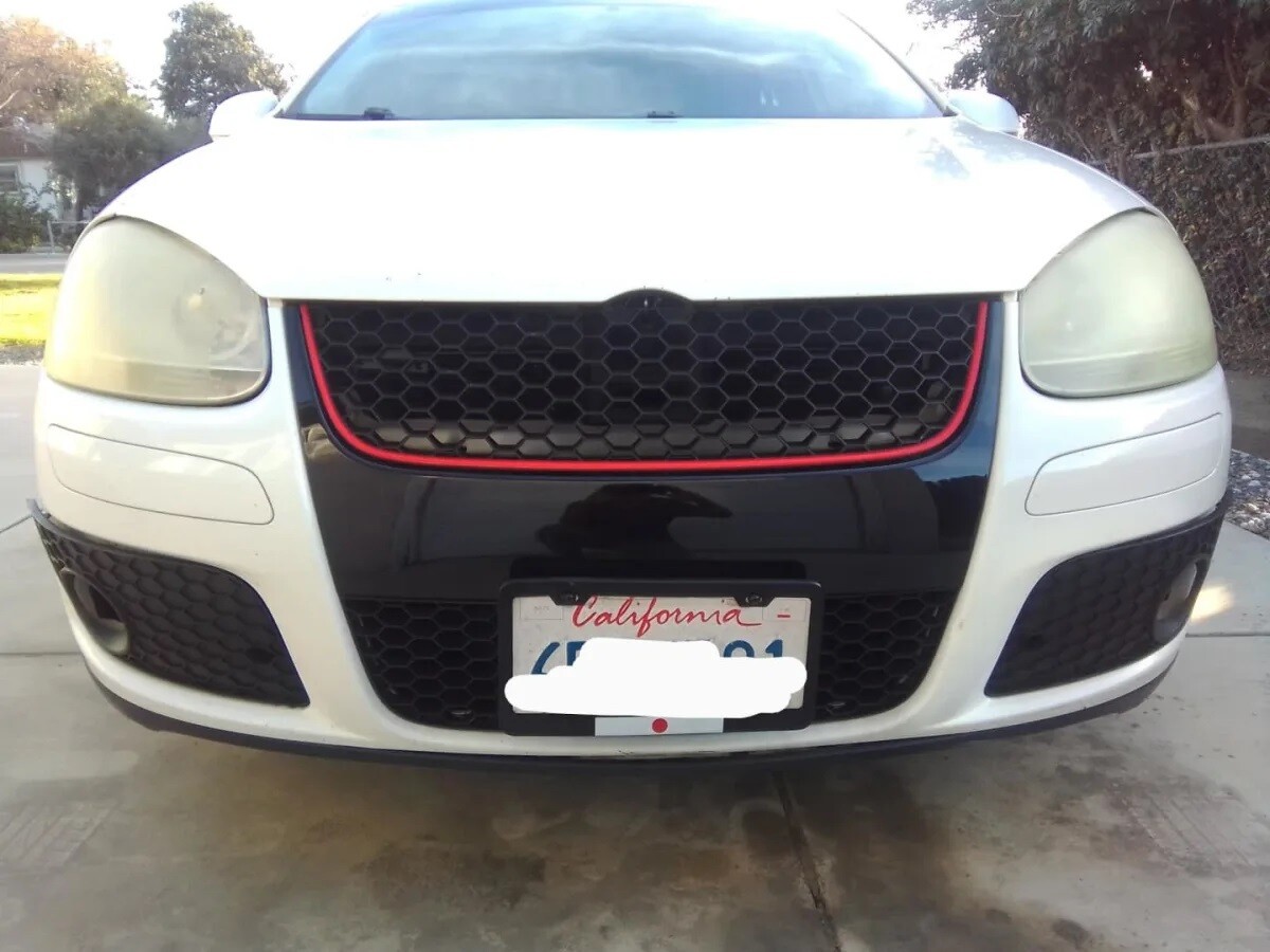 Sly Bracket fits Volkswagen Jetta with mesh-style lower grille.