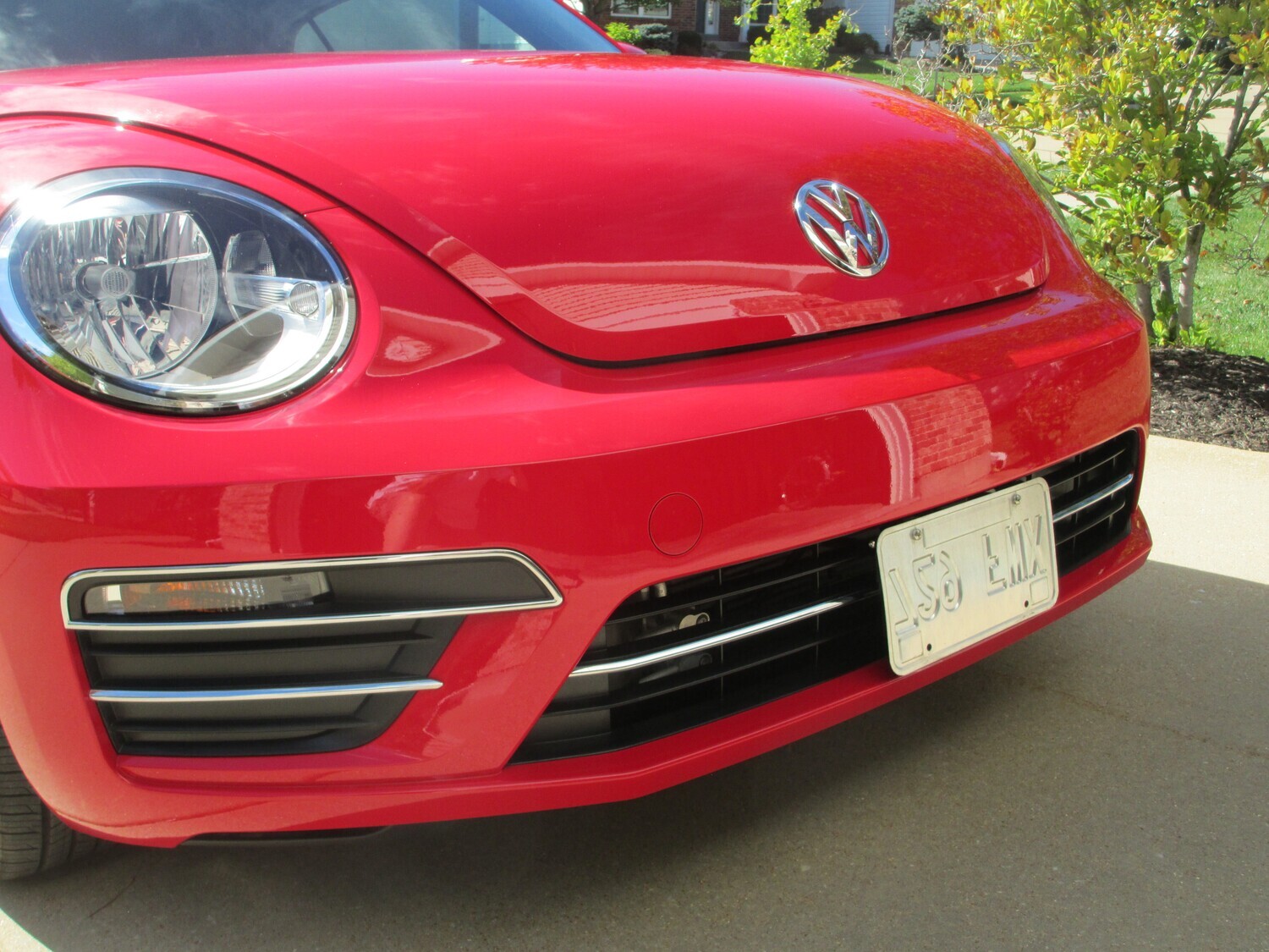 Sly Bracket fits Volkswagen Beetle with horizontal slats lower grille.