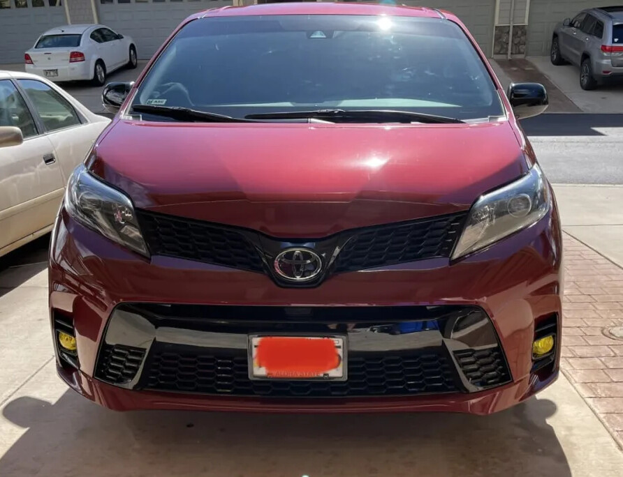 Sly Bracket fits Toyota Sienna with mesh-style lower.