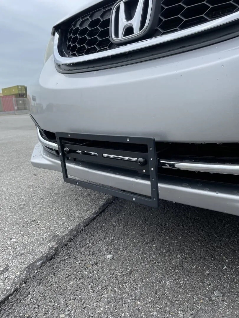 Sly Bracket for Honda models with horizontal slat lower grille.