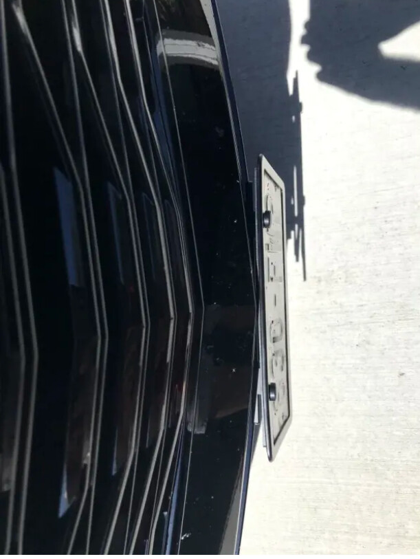 Sly Bracket fits Chevy Blazer with horizontal slats lower grille.