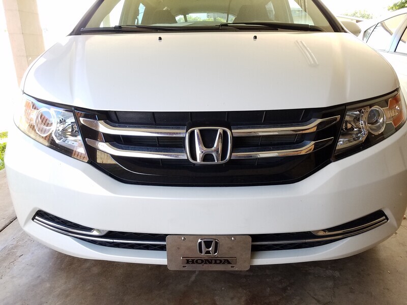 Sly Bracket for Honda Odyssey with mesh-style lower grille.