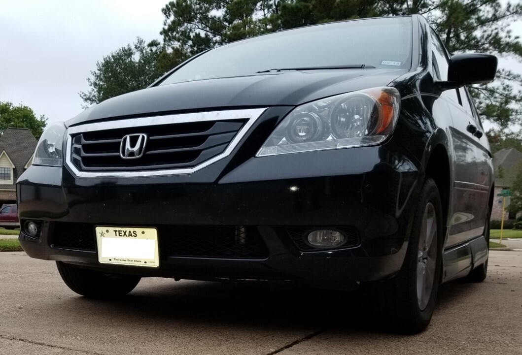 Sly Bracket for Honda Odyssey with mesh-style lower grille.