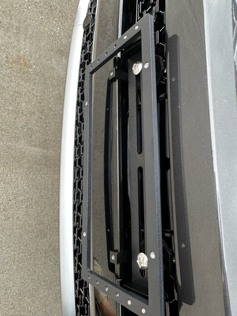 Sly Bracket for Jeep Grand Cherokee with mesh-style lower grille
