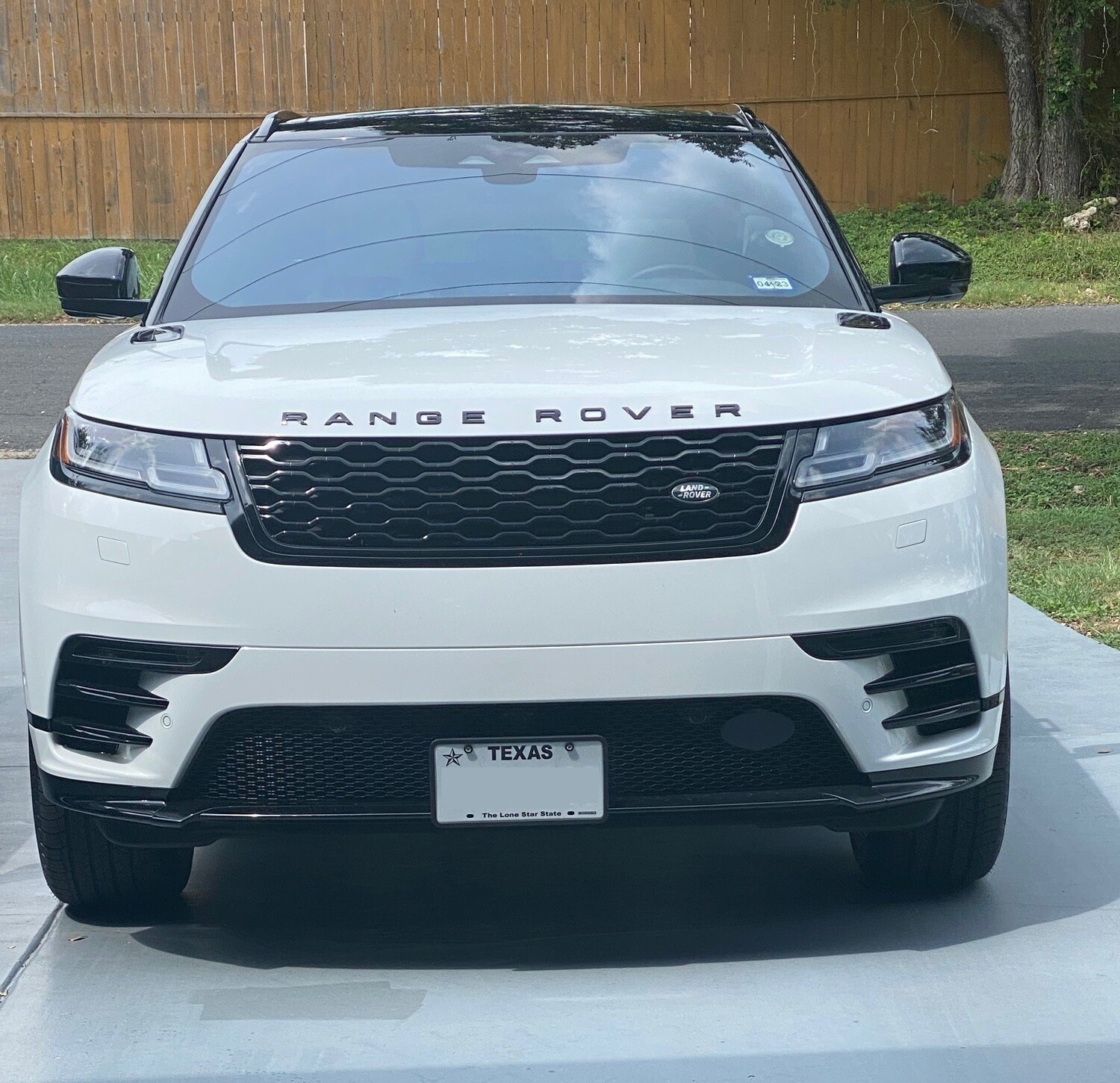 Sly Bracket for Land Rover Velar with mesh lower grille.