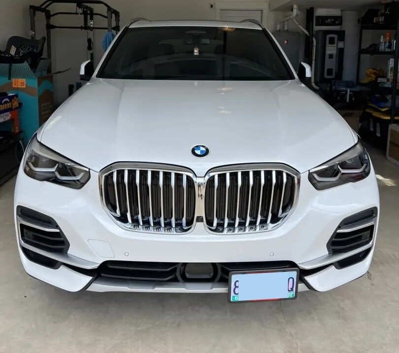 Sly Bracket fits BMW X5 with horizontal slats lower grille.