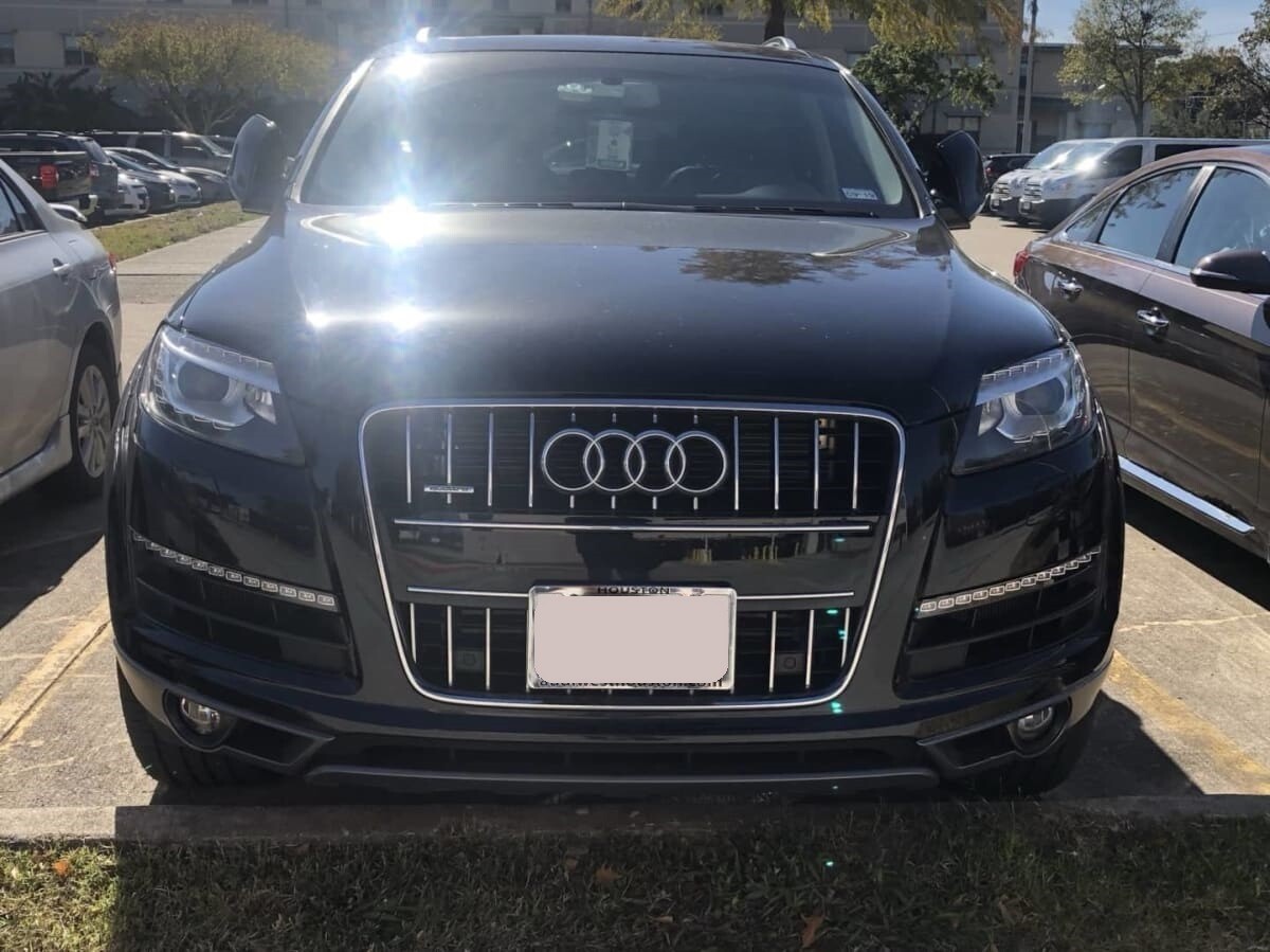 Sly Bracket for the Audi Q7 and SQ7 featuring horizontal or vertical slats on the lower grille.