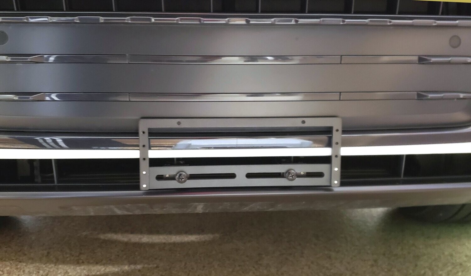 Sly Bracket for the Audi Q7 and SQ7 featuring horizontal or vertical slats on the lower grille.