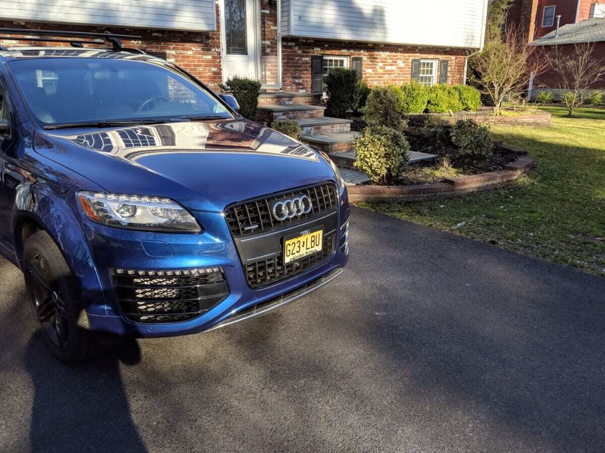 Sly Bracket for the Audi Q7 and SQ7 featuring horizontal or vertical slats on the lower grille.