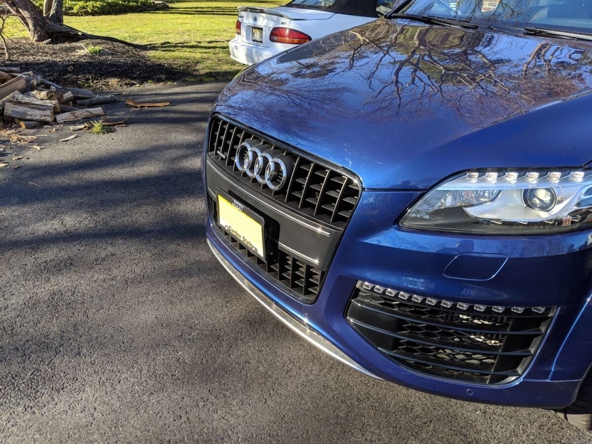 SLY BRACKET FOR AUDI Q7 SQ7 WITH HORIZONTAL OR VERTICAL SLATS LOWER GRILLE