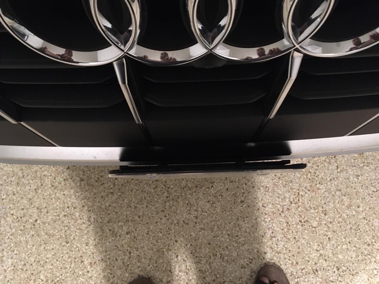 Sly Bracket for the Audi Q7 and SQ7 featuring horizontal or vertical slats on the lower grille.